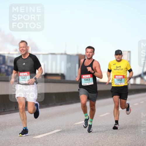 03.10.2024 - Köhlbrandbrückenlauf Fuchs,  Jonas http://msf.ph/oto/7198798 03.10.2024 09:38:00 Position 3 1043, 1063, 1052 meine-sportfotos.de