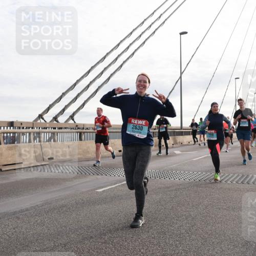 03.10.2024 - Köhlbrandbrückenlauf Matties Gatica Varas http://msf.ph/oto/7201090 03.10.2024 09:30:20 Position 2 2630, 1648, 2715 meine-sportfotos.de