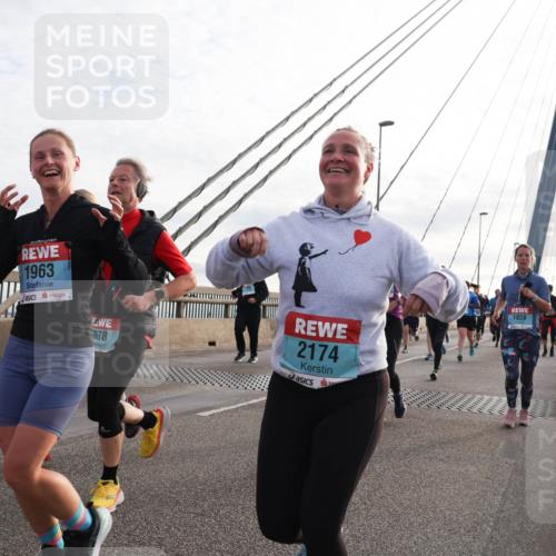 03.10.2024 - Köhlbrandbrückenlauf Matties Gatica Varas http://msf.ph/oto/7201619 03.10.2024 09:30:43 Position 2 241, 1963, 478, 2174, 1828 meine-sportfotos.de