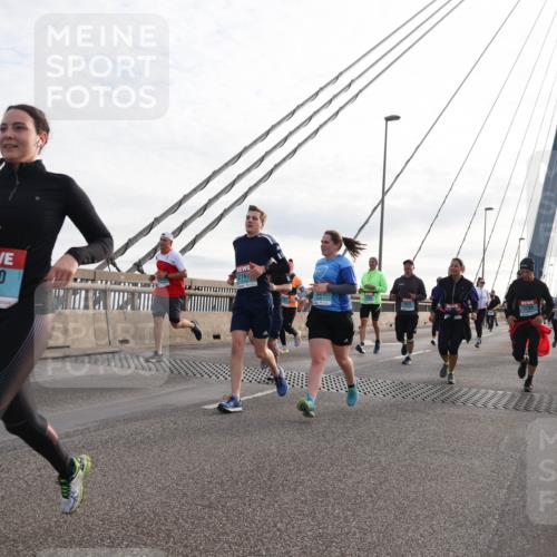 03.10.2024 - Köhlbrandbrückenlauf Matties Gatica Varas http://msf.ph/oto/7201765 03.10.2024 09:30:45 Position 2 1940, 216, 2221 meine-sportfotos.de