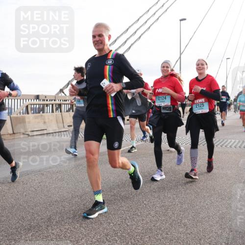 03.10.2024 - Köhlbrandbrückenlauf Matties Gatica Varas http://msf.ph/oto/7202198 03.10.2024 09:31:01 Position 2 3430, 2124, 2125 meine-sportfotos.de