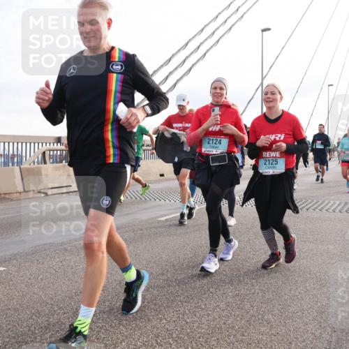 03.10.2024 - Köhlbrandbrückenlauf Matties Gatica Varas http://msf.ph/oto/7202213 03.10.2024 09:31:01 Position 2 2124, 2125 meine-sportfotos.de