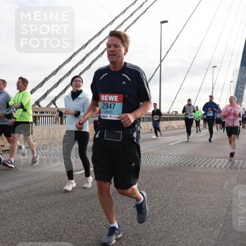 03.10.2024 - Köhlbrandbrückenlauf Matties Gatica Varas http://msf.ph/oto/7202778 03.10.2024 09:31:19 Position 2 2708, 2947 meine-sportfotos.de