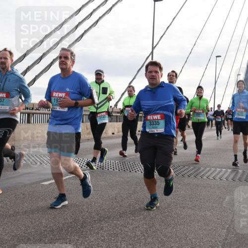 03.10.2024 - Köhlbrandbrückenlauf Matties Gatica Varas http://msf.ph/oto/7202988 03.10.2024 09:31:27 Position 2 2807, 192, 2143, 3335, 2705, 2561 meine-sportfotos.de