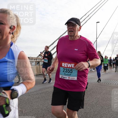 03.10.2024 - Köhlbrandbrückenlauf Matties Gatica Varas http://msf.ph/oto/7204176 03.10.2024 09:31:57 Position 2 126, 3184, 2355 meine-sportfotos.de