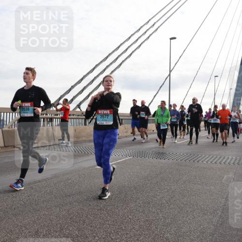 03.10.2024 - Köhlbrandbrückenlauf Matties Gatica Varas http://msf.ph/oto/7204215 03.10.2024 09:31:58 Position 2 2638, 2572 meine-sportfotos.de