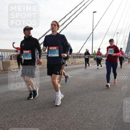 03.10.2024 - Köhlbrandbrückenlauf Matties Gatica Varas http://msf.ph/oto/7204553 03.10.2024 09:32:10 Position 2 1681, 2212, 1764 meine-sportfotos.de