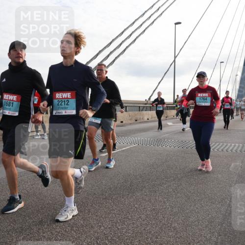 03.10.2024 - Köhlbrandbrückenlauf Matties Gatica Varas http://msf.ph/oto/7204566 03.10.2024 09:32:10 Position 2 1681, 2212, 1764 meine-sportfotos.de