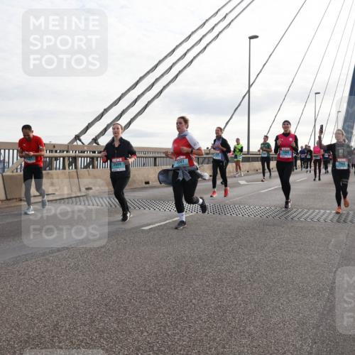 03.10.2024 - Köhlbrandbrückenlauf Matties Gatica Varas http://msf.ph/oto/7204651 03.10.2024 09:32:12 Position 2 2689, 3361, 2368 meine-sportfotos.de