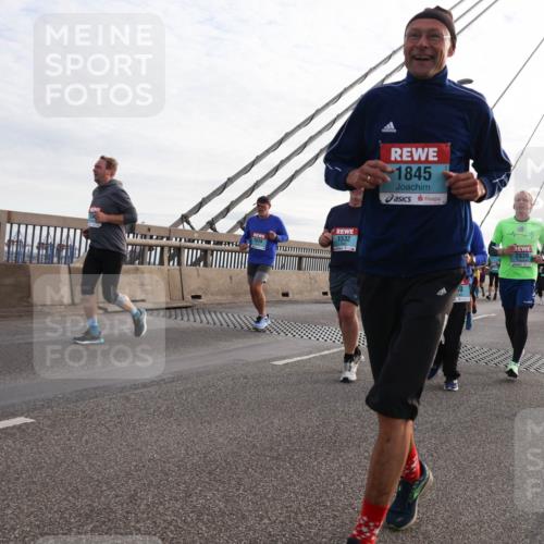 03.10.2024 - Köhlbrandbrückenlauf Matties Gatica Varas http://msf.ph/oto/7204971 03.10.2024 09:32:23 Position 2 1532, 1845, 2839, 1646 meine-sportfotos.de