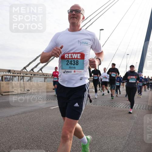 03.10.2024 - Köhlbrandbrückenlauf Matties Gatica Varas http://msf.ph/oto/7205171 03.10.2024 09:32:27 Position 2 2438, 2372 meine-sportfotos.de