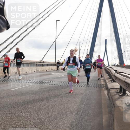 03.10.2024 - Köhlbrandbrückenlauf Matties Gatica Varas http://msf.ph/oto/7205442 03.10.2024 09:32:36 Position 2 2329, 2411 meine-sportfotos.de