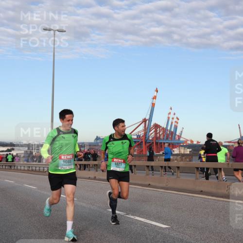 03.10.2024 - Köhlbrandbrückenlauf Matties Gatica Varas http://msf.ph/oto/7206759 03.10.2024 09:33:27 Position 2 1141, 1065, 1021 meine-sportfotos.de