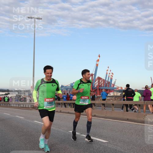 03.10.2024 - Köhlbrandbrückenlauf Matties Gatica Varas http://msf.ph/oto/7206778 03.10.2024 09:33:28 Position 2 1141, 1065, 1021 meine-sportfotos.de