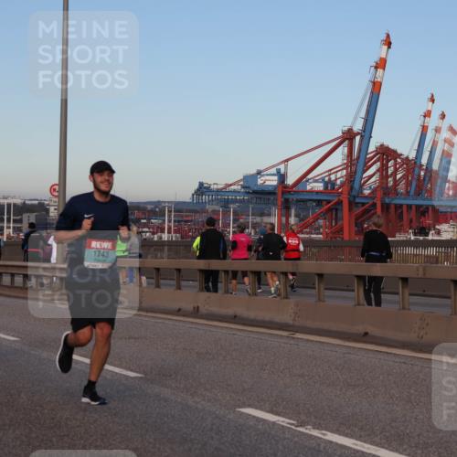 03.10.2024 - Köhlbrandbrückenlauf Matties Gatica Varas http://msf.ph/oto/7207247 03.10.2024 09:33:38 Position 2 1098, 00, 1743, 000 meine-sportfotos.de