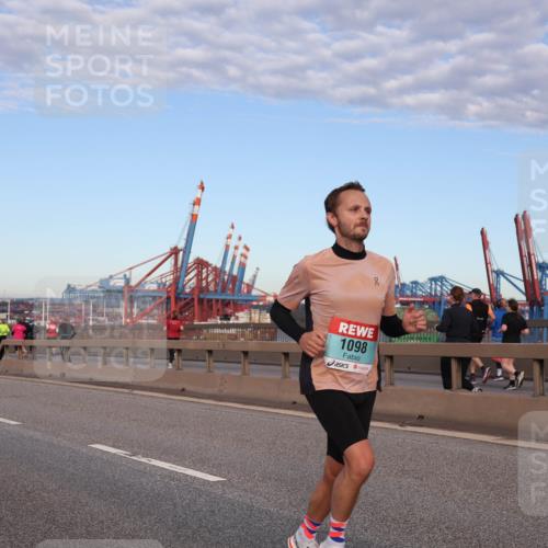 03.10.2024 - Köhlbrandbrückenlauf Matties Gatica Varas http://msf.ph/oto/7207354 03.10.2024 09:33:41 Position 2 1098 meine-sportfotos.de