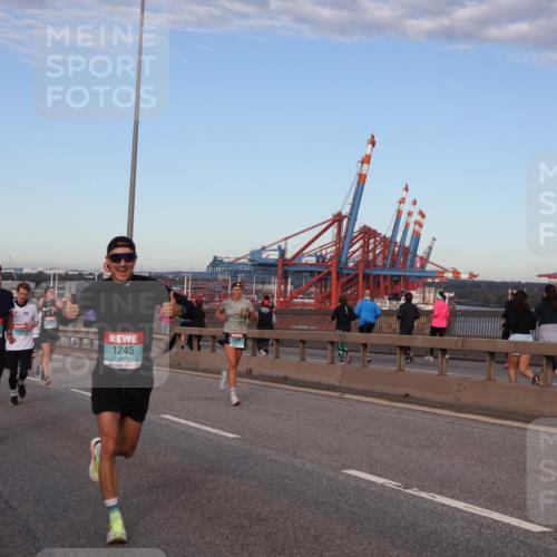 03.10.2024 - Köhlbrandbrückenlauf Matties Gatica Varas http://msf.ph/oto/7210749 03.10.2024 09:36:01 Position 2 1179, 1438, 1245 meine-sportfotos.de