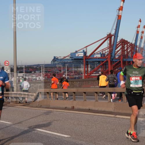 03.10.2024 - Köhlbrandbrückenlauf Matties Gatica Varas http://msf.ph/oto/7211411 03.10.2024 09:36:34 Position 2 1327, 1123, 1500, 1, 8, 1512 meine-sportfotos.de