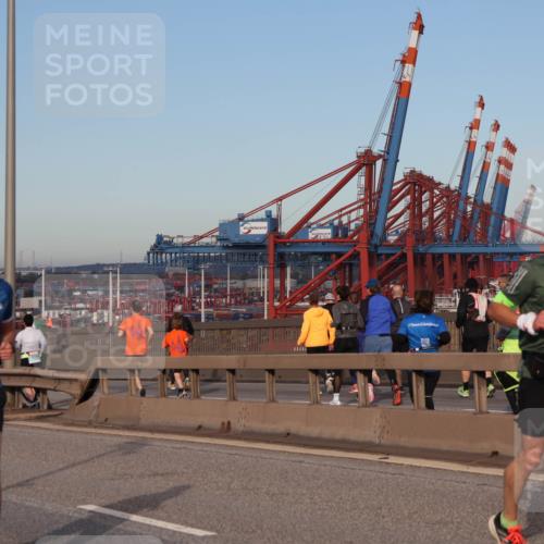 03.10.2024 - Köhlbrandbrückenlauf Matties Gatica Varas http://msf.ph/oto/7211425 03.10.2024 09:36:34 Position 2 1327, 1123, 1512 meine-sportfotos.de
