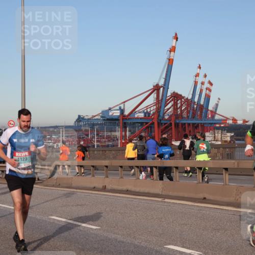 03.10.2024 - Köhlbrandbrückenlauf Matties Gatica Varas http://msf.ph/oto/7211437 03.10.2024 09:36:34 Position 2 1327, 1123, 1512 meine-sportfotos.de