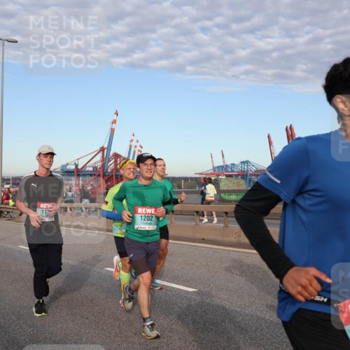 03.10.2024 - Köhlbrandbrückenlauf Matties Gatica Varas http://msf.ph/oto/7211651 03.10.2024 09:36:42 Position 2 11, 1202, 5, 117 meine-sportfotos.de