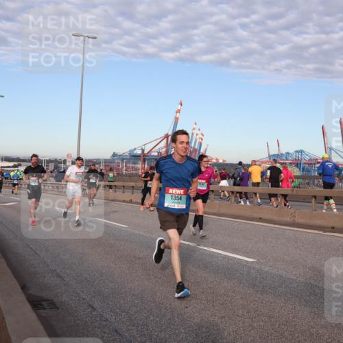 03.10.2024 - Köhlbrandbrückenlauf Matties Gatica Varas http://msf.ph/oto/7212513 03.10.2024 09:37:25 Position 2 1354, 1242 meine-sportfotos.de