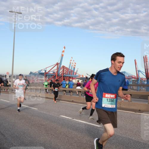 03.10.2024 - Köhlbrandbrückenlauf Matties Gatica Varas http://msf.ph/oto/7212522 03.10.2024 09:37:26 Position 2 2754, 1323, 1354 meine-sportfotos.de