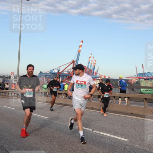 03.10.2024 - Köhlbrandbrückenlauf Matties Gatica Varas http://msf.ph/oto/7212552 03.10.2024 09:37:27 Position 2 261, 1323, 2754, 2661 meine-sportfotos.de