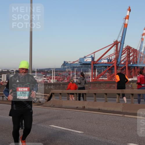 03.10.2024 - Köhlbrandbrückenlauf Matties Gatica Varas http://msf.ph/oto/7213554 03.10.2024 09:38:05 Position 2 116, 1355, 1273 meine-sportfotos.de
