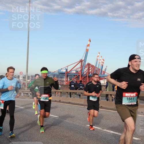 03.10.2024 - Köhlbrandbrückenlauf Matties Gatica Varas http://msf.ph/oto/7214021 03.10.2024 09:38:21 Position 2 1107, 2186, 14, 1340, 1661, 1598 meine-sportfotos.de