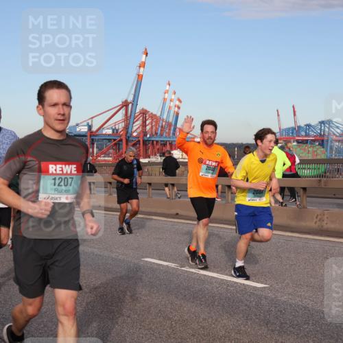 03.10.2024 - Köhlbrandbrückenlauf Matties Gatica Varas http://msf.ph/oto/7214393 03.10.2024 09:38:34 Position 2 343, 1694, 1207, 2083, 2084 meine-sportfotos.de