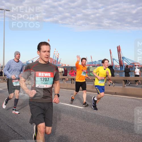 03.10.2024 - Köhlbrandbrückenlauf Matties Gatica Varas http://msf.ph/oto/7214413 03.10.2024 09:38:34 Position 2 1331, 1688, 1207, 2084 meine-sportfotos.de