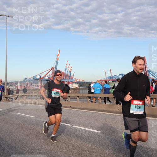 03.10.2024 - Köhlbrandbrückenlauf Matties Gatica Varas http://msf.ph/oto/7214598 03.10.2024 09:38:38 Position 2 1571, 3438, 1694 meine-sportfotos.de