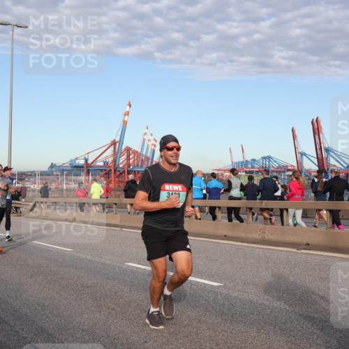 03.10.2024 - Köhlbrandbrückenlauf Matties Gatica Varas http://msf.ph/oto/7214610 03.10.2024 09:38:39 Position 2 3428, 1571 meine-sportfotos.de
