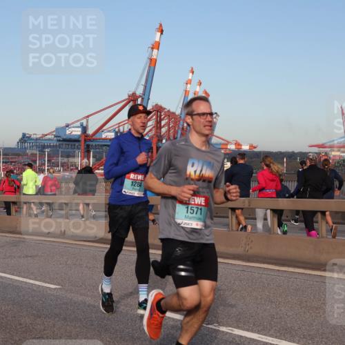 03.10.2024 - Köhlbrandbrückenlauf Matties Gatica Varas http://msf.ph/oto/7214686 03.10.2024 09:38:41 Position 2 500, 1, 1284, 1571 meine-sportfotos.de