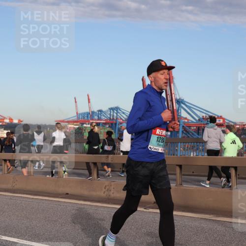 03.10.2024 - Köhlbrandbrückenlauf Matties Gatica Varas http://msf.ph/oto/7214744 03.10.2024 09:38:42 Position 2 128 meine-sportfotos.de
