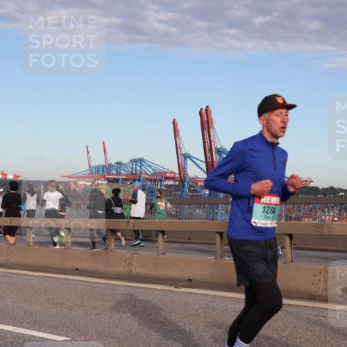 03.10.2024 - Köhlbrandbrückenlauf Matties Gatica Varas http://msf.ph/oto/7214759 03.10.2024 09:38:42 Position 2 128 meine-sportfotos.de