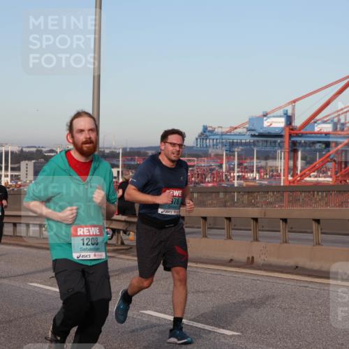 03.10.2024 - Köhlbrandbrückenlauf Matties Gatica Varas http://msf.ph/oto/7215864 03.10.2024 09:39:20 Position 2 1230, 1208, 976 meine-sportfotos.de