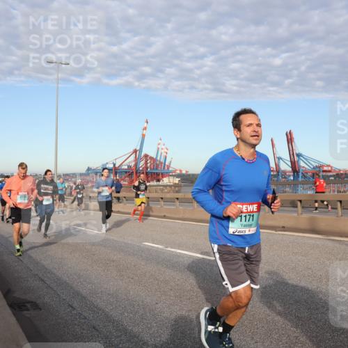 03.10.2024 - Köhlbrandbrückenlauf Matties Gatica Varas http://msf.ph/oto/7217441 03.10.2024 09:40:12 Position 2 2230, 1400, 1171 meine-sportfotos.de