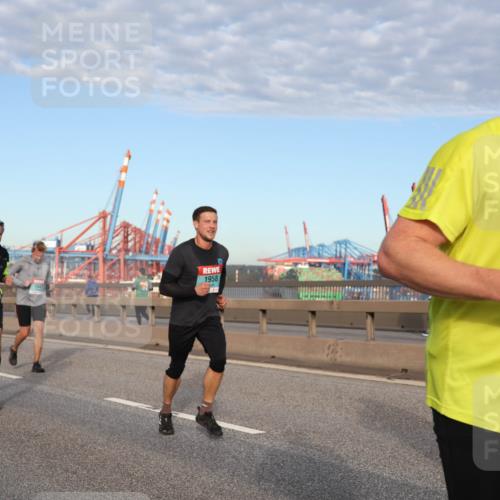 03.10.2024 - Köhlbrandbrückenlauf Matties Gatica Varas http://msf.ph/oto/7218131 03.10.2024 09:40:46 Position 2 1427, 1989, 1547, 1958, 1561 meine-sportfotos.de