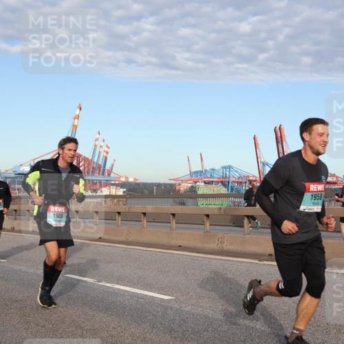 03.10.2024 - Köhlbrandbrückenlauf Matties Gatica Varas http://msf.ph/oto/7218163 03.10.2024 09:40:47 Position 2 1427, 1186, 1989, 1958 meine-sportfotos.de