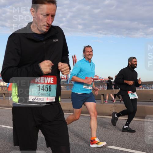 03.10.2024 - Köhlbrandbrückenlauf Matties Gatica Varas http://msf.ph/oto/7218930 03.10.2024 09:41:16 Position 2 3020, 1456, 18 meine-sportfotos.de