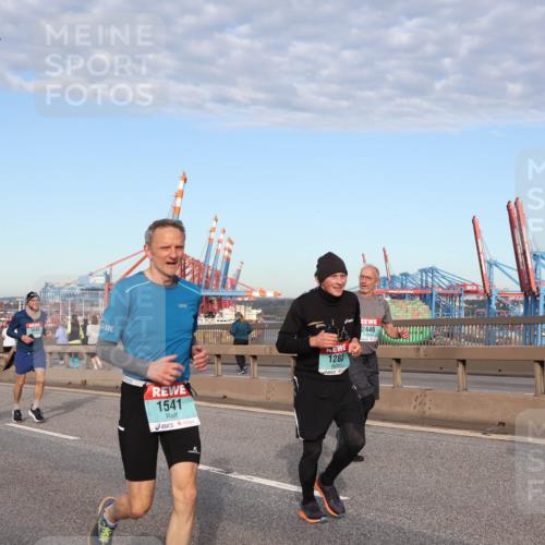 03.10.2024 - Köhlbrandbrückenlauf Matties Gatica Varas http://msf.ph/oto/7219488 03.10.2024 09:41:44 Position 2 1649, 1541, 1283, 2446 meine-sportfotos.de