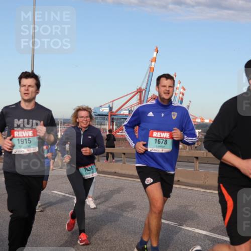 03.10.2024 - Köhlbrandbrückenlauf Matties Gatica Varas http://msf.ph/oto/7219652 03.10.2024 09:41:49 Position 2 45, 1050, 1915, 1654, 1678, 65 meine-sportfotos.de