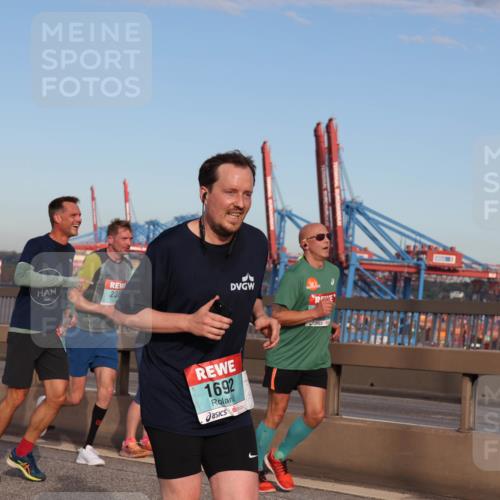 03.10.2024 - Köhlbrandbrückenlauf Matties Gatica Varas http://msf.ph/oto/7219950 03.10.2024 09:42:01 Position 2 236, 1692 meine-sportfotos.de