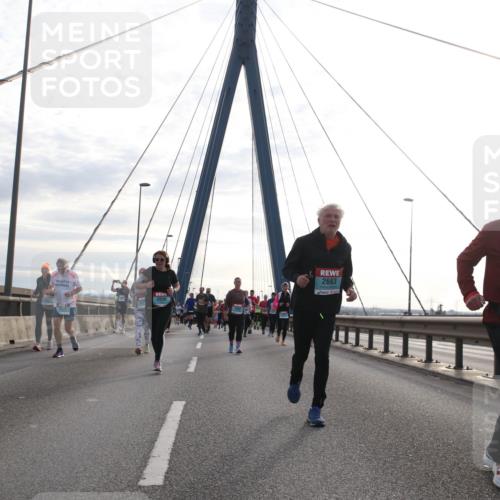 03.10.2024 - Köhlbrandbrückenlauf Jannik Wohlers http://msf.ph/oto/7268845 03.10.2024 09:30:49 Position 1 3048, 2663, 2211, 2639 meine-sportfotos.de