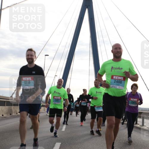 03.10.2024 - Köhlbrandbrückenlauf Jannik Wohlers http://msf.ph/oto/7271537 03.10.2024 09:31:16 Position 1 405, 2952, 3259, 2407, 2722, 2408, 2410, 2521, 1, 1190 meine-sportfotos.de