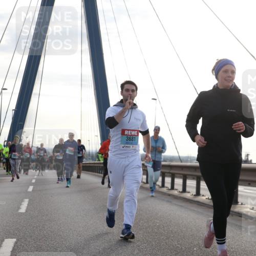 03.10.2024 - Köhlbrandbrückenlauf Jannik Wohlers http://msf.ph/oto/7274267 03.10.2024 09:31:38 Position 1 2401, 3681, 199 meine-sportfotos.de