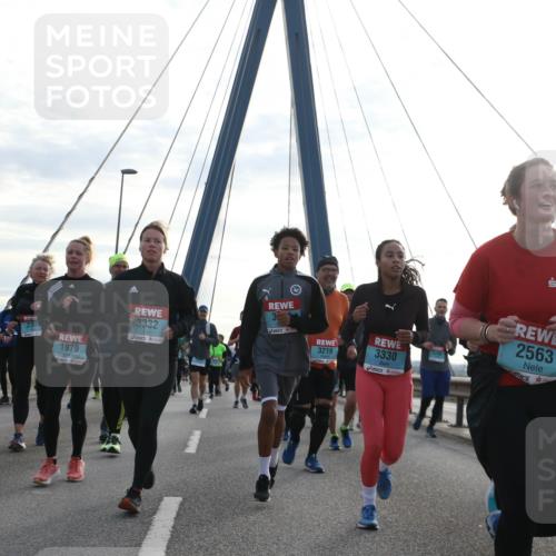 03.10.2024 - Köhlbrandbrückenlauf Jannik Wohlers http://msf.ph/oto/7275027 03.10.2024 09:32:02 Position 1 2065, 2305, 1979, 3332, 3, 3219, 3330, 2563, 2990 meine-sportfotos.de