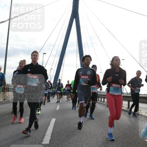 03.10.2024 - Köhlbrandbrückenlauf Jannik Wohlers http://msf.ph/oto/7275048 03.10.2024 09:32:03 Position 1 2065, 3332, 33, 3219, 1979, 3330, 3333 meine-sportfotos.de
